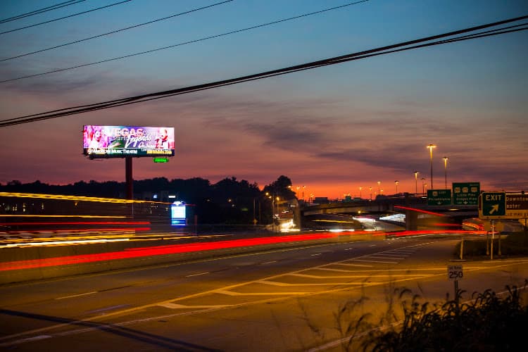 Oaktree Outdoor Advertising logo