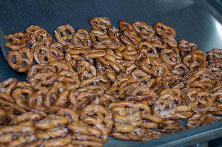 Uncle Henry’s Pretzel Bakery logo