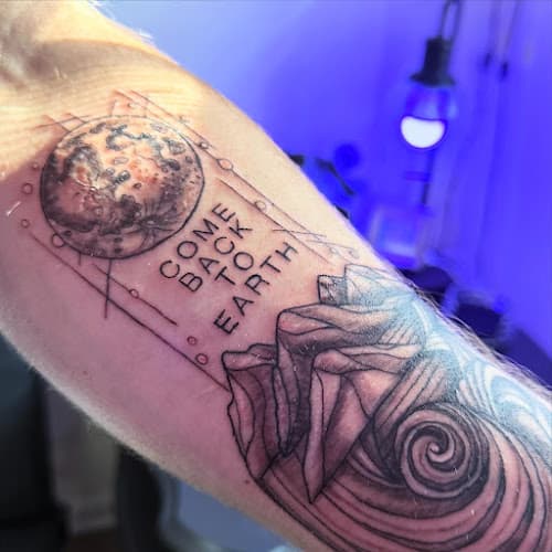 Neon Moon Tattoo logo