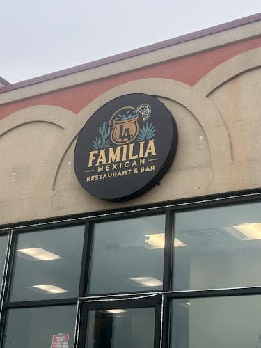 LA Familia Mexican Restaurant & Bar Logo