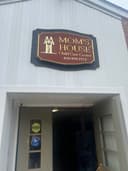 Mom's House logo