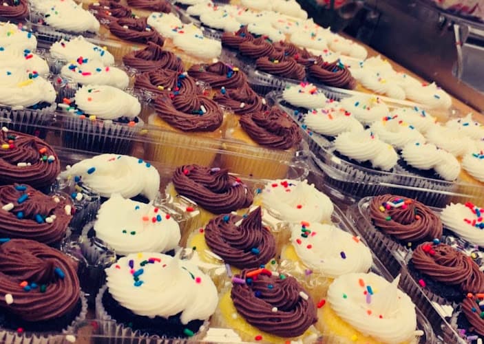 Nae Nae's Cakery LLC Logo