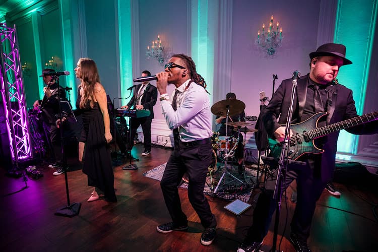 Modern Luxe Band logo