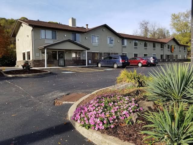 Super 8 by Wyndham Delmont logo