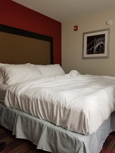 Monroeville Plaza Hotel logo