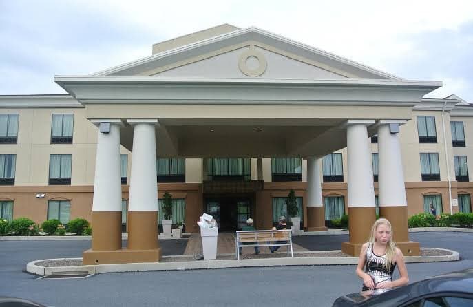 Holiday Inn Express & Suites Lebanon, an IHG Hotel logo