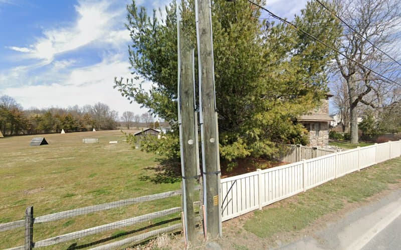 Ben Jee Kennels logo