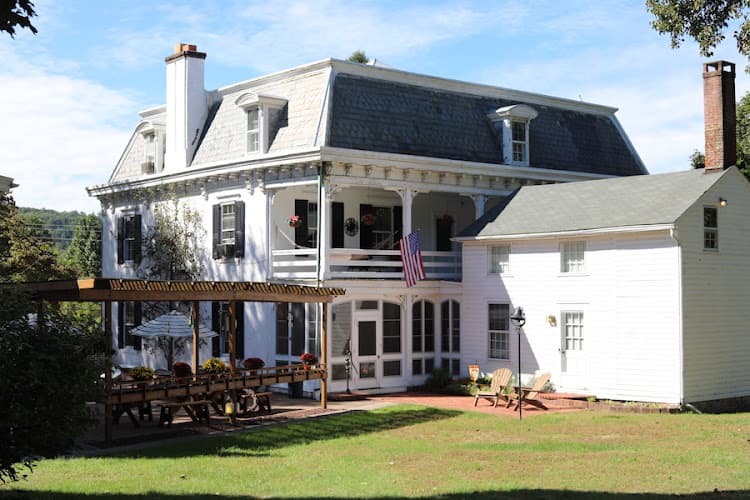 Longswamp Bed & Breakfast logo