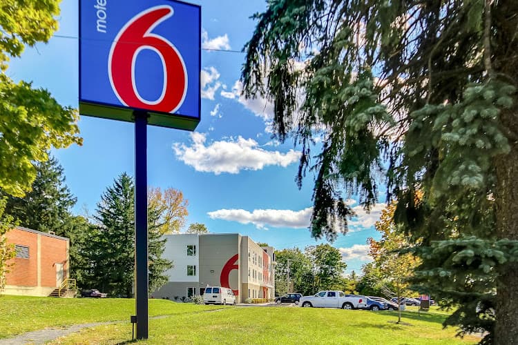 Motel 6 Allentown, PA logo