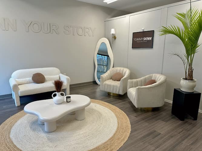 YUMMY SKNN Spray Tanning logo