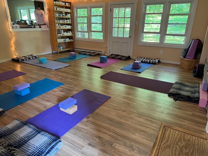 Healing Earth Studio & Wellness Logo