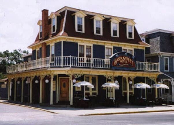 Basin Street Hotel - Restaurant & Pub