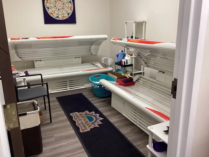 Heatwaves Light Therapy and Tanning logo
