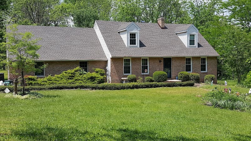 Straub Roofing & Concrete logo