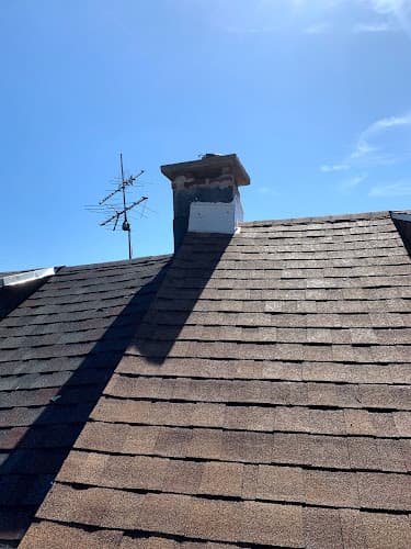 Drew’s Roofing and Contracting LLC Logo