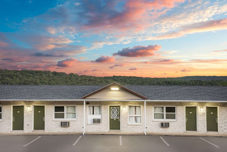 Knights Inn Pine Grove logo