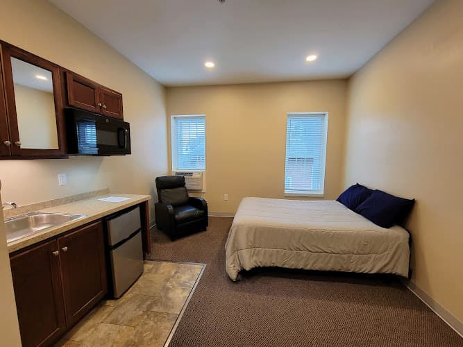 Railroad Street Inn & Suites logo