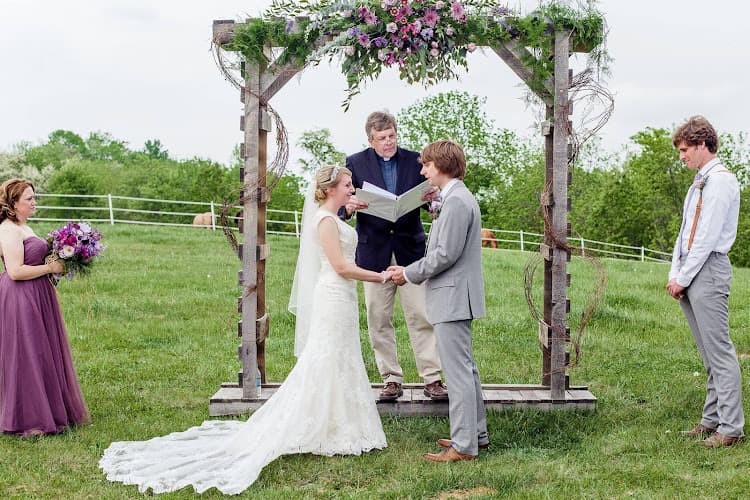 Charming Creek Farm & Weddings logo