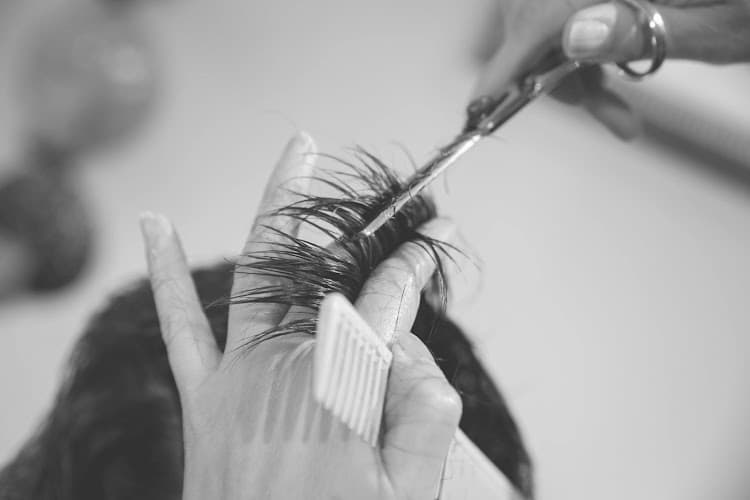 Rosa's Classic Salon logo