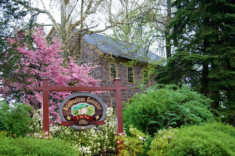 Brownstone Colonial Inn logo
