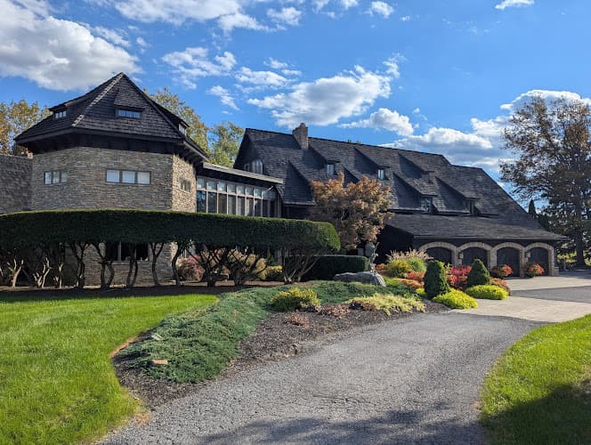 Twin Pine Manor Bed & Breakfast logo
