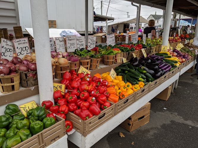 Root's Country Market & Auction logo