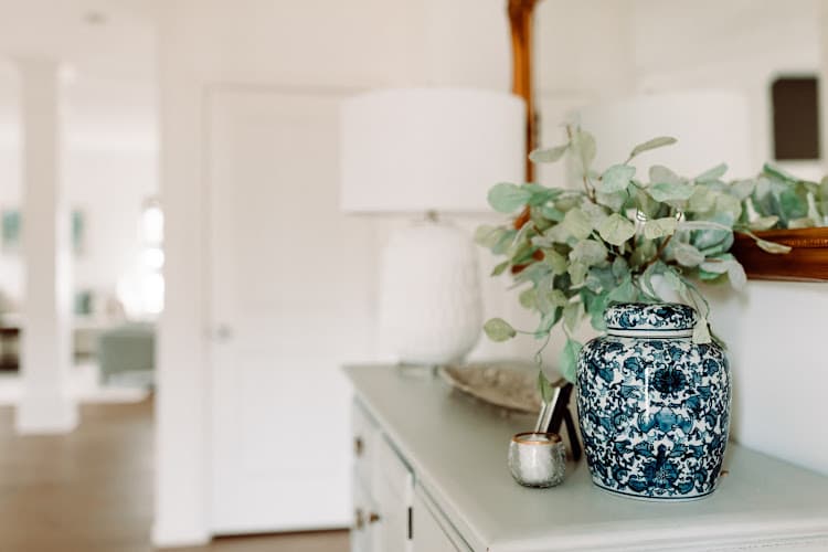 Rachel Frey Interiors, LLC Logo