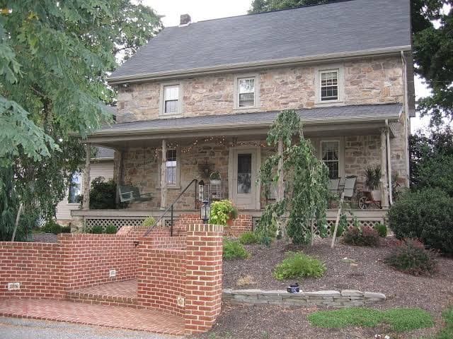 Olde Stone Guesthouse Bed & Breakfast logo