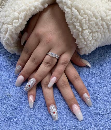 Julie's Nail Salon Logo