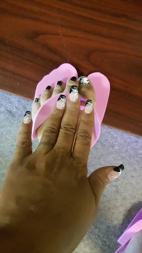 Josephine's Nails logo
