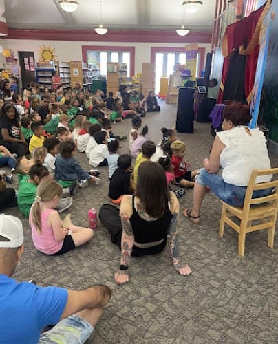Daisy Day Care Center logo