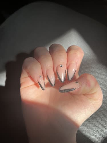 Glossy Nails logo