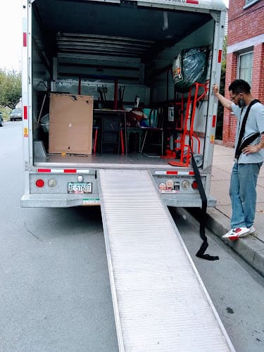 Qualified Moving llc logo