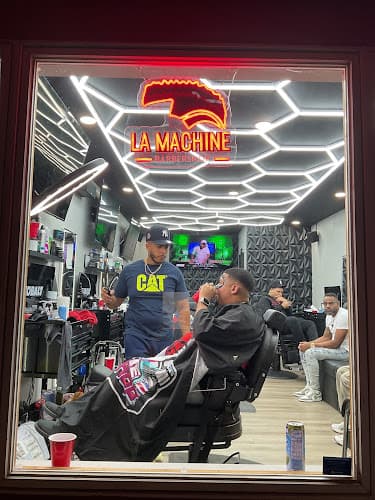 La machine barbershop logo