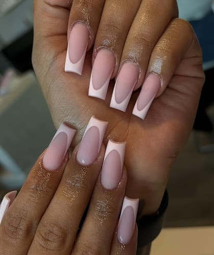 Dluxe Beauty Lounge logo