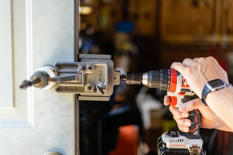 Bernie's Locks & Keys logo