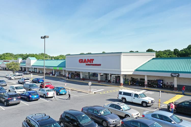 GIANT Pharmacy logo