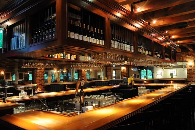 Austin's Restaurant & Bar logo