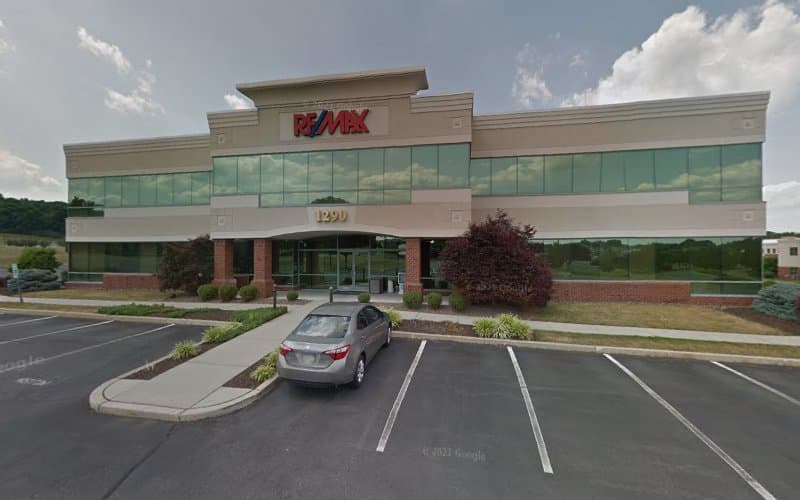 RE/MAX Of Reading-Commercial Division: Richard Henry Logo