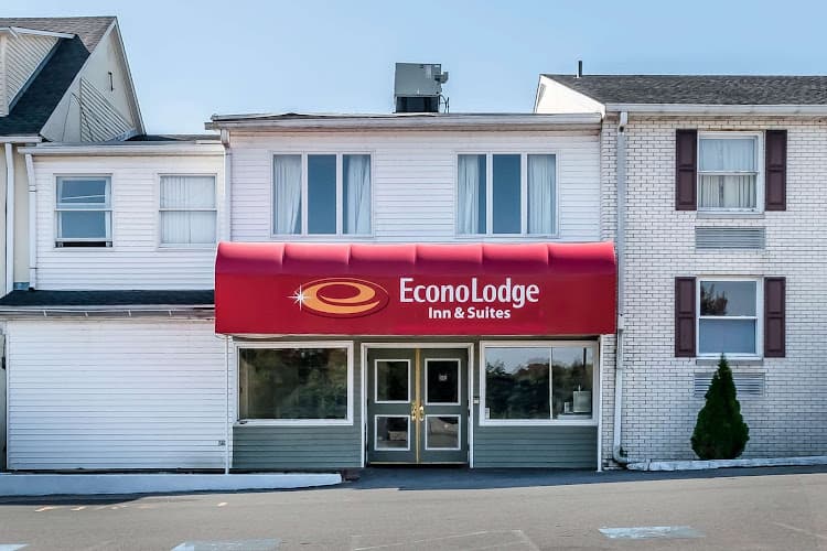 Econo Lodge Airport logo