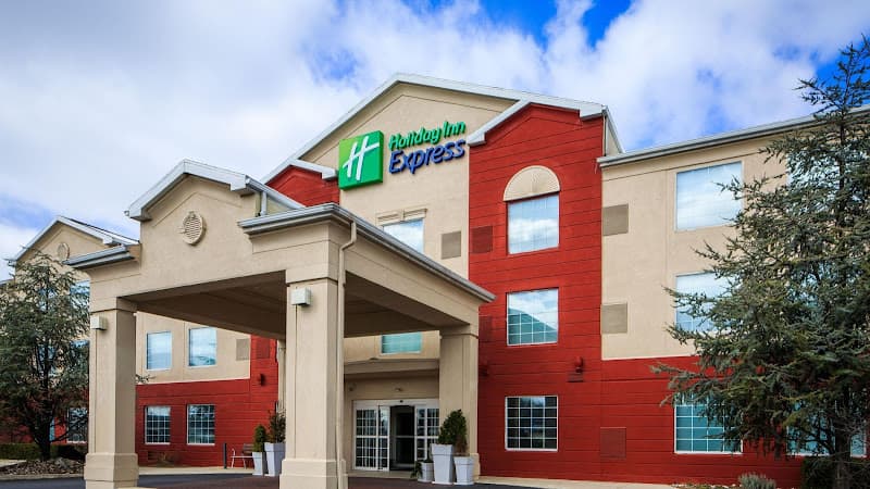 Holiday Inn Express & Suites Reading Airport by IHG Logo