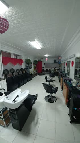 Kandy's Beauty Salon logo
