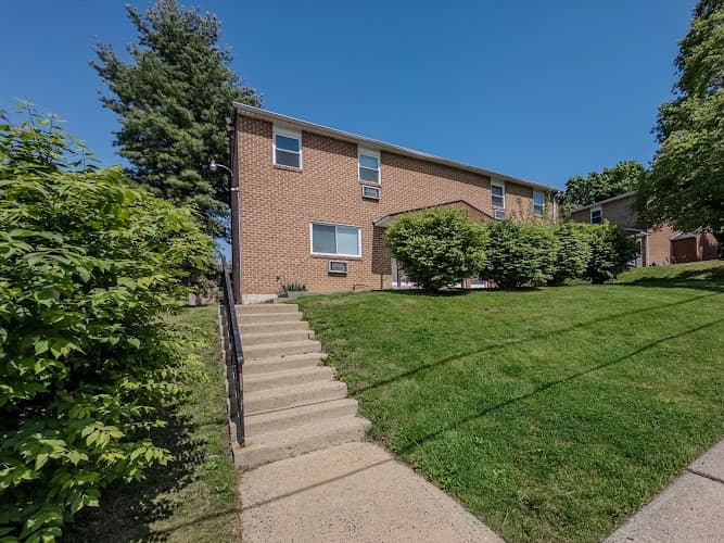 The Cloverleaf Apartments logo