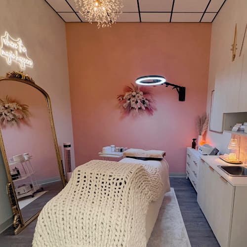 Aesthetique Beauty Studio Logo