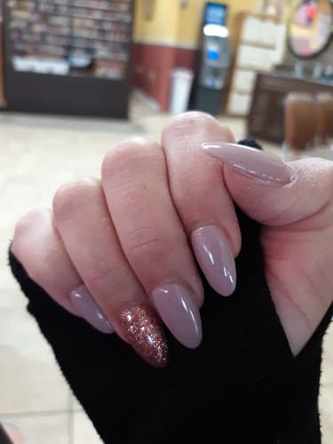 Friendly Nails Salon logo