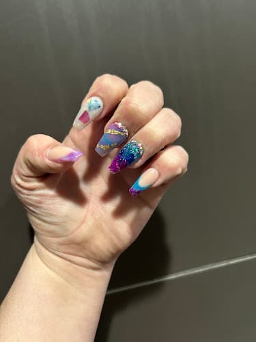 Shewny Nails logo