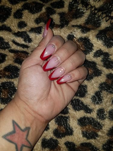V Y Nail Salon logo