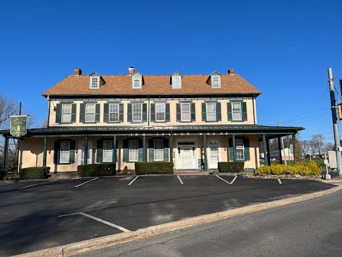 Yellow House Hotel Logo