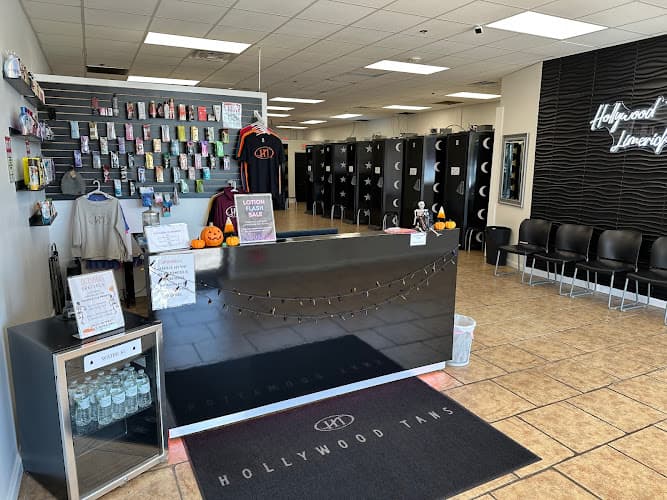 Hollywood Tans logo