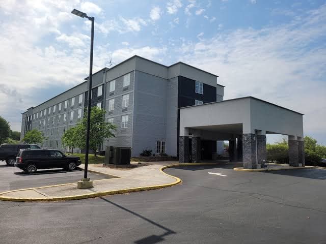 Comfort Inn & Suites logo